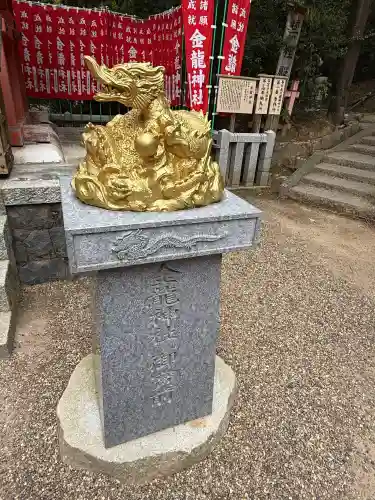 春日大社金龍神社（禁裡殿）の{uncategorized: "未分類", other: "その他", undefined: "問題あり", building: "その他建物", grave: "お墓", sacred_gate: "鳥居", guardian: "狛犬", statue: "像", buddha: "仏像", history: "歴史", nature: "自然", garden: "庭園", animal: "動物", pagoda: "塔", temizu: "手水舎", mountain_gate: "山門・神門", sanctuary: "本殿・本堂", subordinate: "末社・摂社", art: "芸術", scenery: "景色", jizo: "地蔵", ema: "絵馬", goshuin: "御朱印", omikuji: "おみくじ", items: "授与品その他", amulet: "お守り", goshuincho: "御朱印帳", eats: "食事", festival: "お祭り", votive_dance: "神楽", shichigosan: "七五三参", wedding: "結婚式", experience: "体験その他", initially: "初詣", around: "周辺", anti_infection: "感染症対策"}
