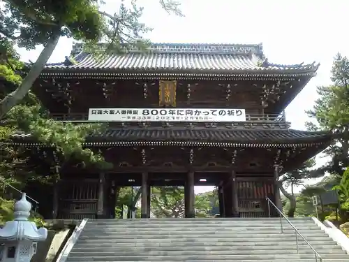 誕生寺の山門