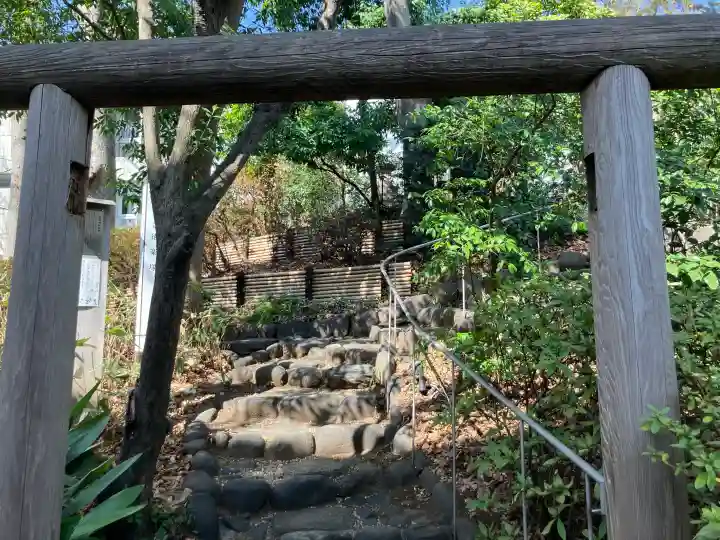猿楽神社の{uncategorized: "未分類", other: "その他", undefined: "問題あり", building: "その他建物", grave: "お墓", sacred_gate: "鳥居", guardian: "狛犬", statue: "像", buddha: "仏像", history: "歴史", nature: "自然", garden: "庭園", animal: "動物", pagoda: "塔", temizu: "手水舎", mountain_gate: "山門・神門", sanctuary: "本殿・本堂", subordinate: "末社・摂社", art: "芸術", scenery: "景色", jizo: "地蔵", ema: "絵馬", goshuin: "御朱印", omikuji: "おみくじ", items: "授与品その他", amulet: "お守り", goshuincho: "御朱印帳", eats: "食事", festival: "お祭り", votive_dance: "神楽", shichigosan: "七五三参", wedding: "結婚式", experience: "体験その他", initially: "初詣", around: "周辺", anti_infection: "感染症対策"}