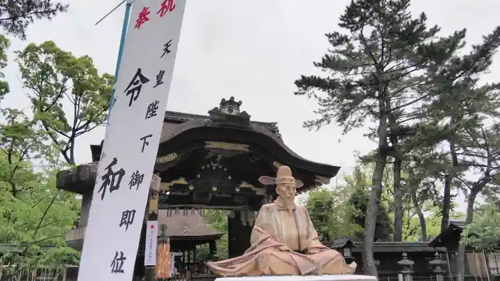豊国神社の像