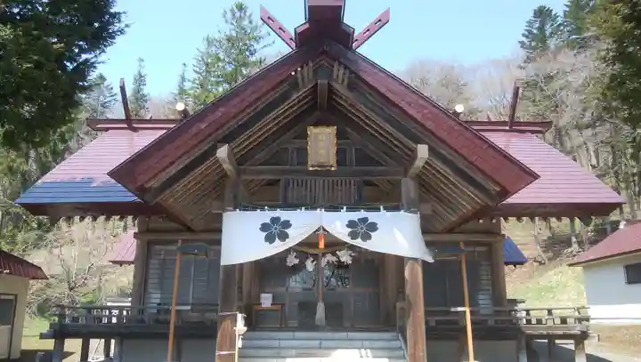 新得神社の本殿・本堂