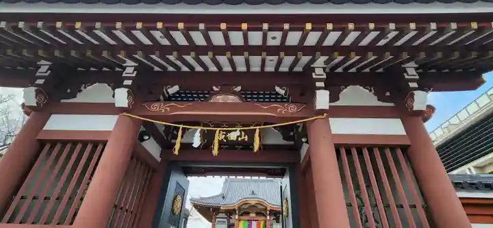 大本山成田山仙台分院の山門・神門