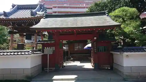 西教寺の山門