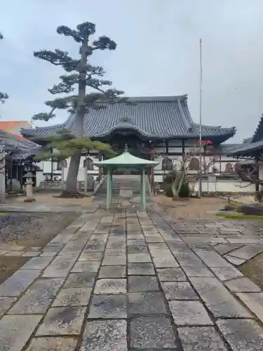 龍光寺の{uncategorized: "未分類", other: "その他", undefined: "問題あり", building: "その他建物", grave: "お墓", sacred_gate: "鳥居", guardian: "狛犬", statue: "像", buddha: "仏像", history: "歴史", nature: "自然", garden: "庭園", animal: "動物", pagoda: "塔", temizu: "手水舎", mountain_gate: "山門・神門", sanctuary: "本殿・本堂", subordinate: "末社・摂社", art: "芸術", scenery: "景色", jizo: "地蔵", ema: "絵馬", goshuin: "御朱印", omikuji: "おみくじ", items: "授与品その他", amulet: "お守り", goshuincho: "御朱印帳", eats: "食事", festival: "お祭り", votive_dance: "神楽", shichigosan: "七五三参", wedding: "結婚式", experience: "体験その他", initially: "初詣", around: "周辺", anti_infection: "感染症対策"}
