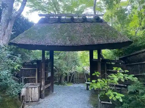 祇王寺の{uncategorized: "未分類", other: "その他", undefined: "問題あり", building: "その他建物", grave: "お墓", sacred_gate: "鳥居", guardian: "狛犬", statue: "像", buddha: "仏像", history: "歴史", nature: "自然", garden: "庭園", animal: "動物", pagoda: "塔", temizu: "手水舎", mountain_gate: "山門・神門", sanctuary: "本殿・本堂", subordinate: "末社・摂社", art: "芸術", scenery: "景色", jizo: "地蔵", ema: "絵馬", goshuin: "御朱印", omikuji: "おみくじ", items: "授与品その他", amulet: "お守り", goshuincho: "御朱印帳", eats: "食事", festival: "お祭り", votive_dance: "神楽", shichigosan: "七五三参", wedding: "結婚式", experience: "体験その他", initially: "初詣", around: "周辺", anti_infection: "感染症対策"}