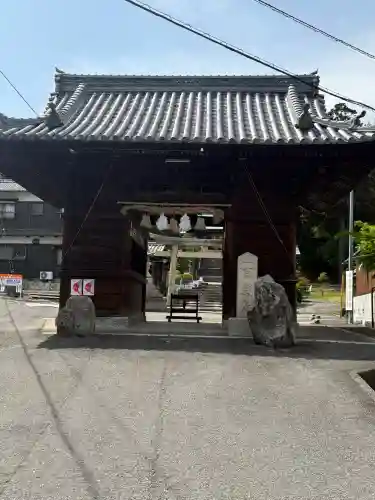 白國神社の{uncategorized: "未分類", other: "その他", undefined: "問題あり", building: "その他建物", grave: "お墓", sacred_gate: "鳥居", guardian: "狛犬", statue: "像", buddha: "仏像", history: "歴史", nature: "自然", garden: "庭園", animal: "動物", pagoda: "塔", temizu: "手水舎", mountain_gate: "山門・神門", sanctuary: "本殿・本堂", subordinate: "末社・摂社", art: "芸術", scenery: "景色", jizo: "地蔵", ema: "絵馬", goshuin: "御朱印", omikuji: "おみくじ", items: "授与品その他", amulet: "お守り", goshuincho: "御朱印帳", eats: "食事", festival: "お祭り", votive_dance: "神楽", shichigosan: "七五三参", wedding: "結婚式", experience: "体験その他", initially: "初詣", around: "周辺", anti_infection: "感染症対策"}