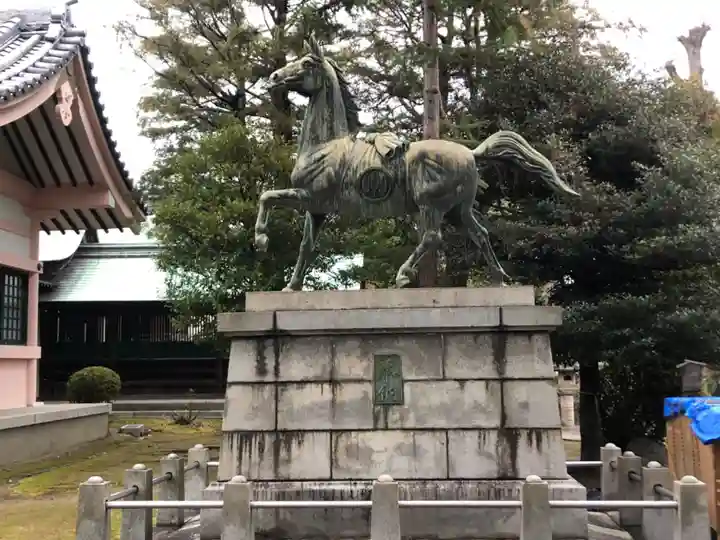 大神神社(花池)の像
