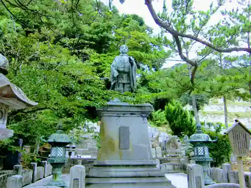 誕生寺の像