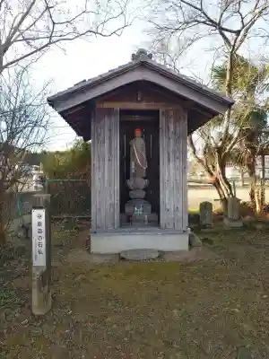 地蔵尊（農道の石仏）の{uncategorized: "未分類", other: "その他", undefined: "問題あり", building: "その他建物", grave: "お墓", sacred_gate: "鳥居", guardian: "狛犬", statue: "像", buddha: "仏像", history: "歴史", nature: "自然", garden: "庭園", animal: "動物", pagoda: "塔", temizu: "手水舎", mountain_gate: "山門・神門", sanctuary: "本殿・本堂", subordinate: "末社・摂社", art: "芸術", scenery: "景色", jizo: "地蔵", ema: "絵馬", goshuin: "御朱印", omikuji: "おみくじ", items: "授与品その他", amulet: "お守り", goshuincho: "御朱印帳", eats: "食事", festival: "お祭り", votive_dance: "神楽", shichigosan: "七五三参", wedding: "結婚式", experience: "体験その他", initially: "初詣", around: "周辺", anti_infection: "感染症対策"}