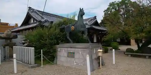 百済王神社の像