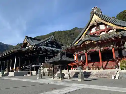 久遠寺の本殿・本堂