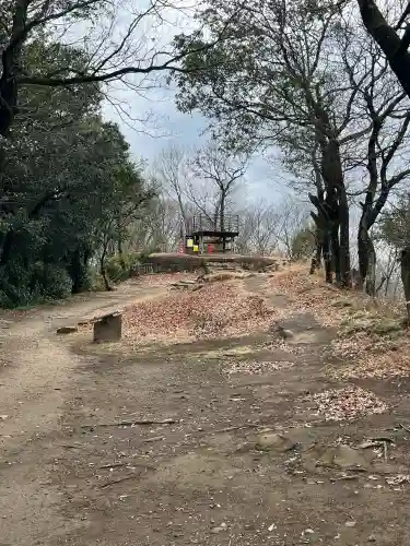 新田神社の{uncategorized: "未分類", other: "その他", undefined: "問題あり", building: "その他建物", grave: "お墓", sacred_gate: "鳥居", guardian: "狛犬", statue: "像", buddha: "仏像", history: "歴史", nature: "自然", garden: "庭園", animal: "動物", pagoda: "塔", temizu: "手水舎", mountain_gate: "山門・神門", sanctuary: "本殿・本堂", subordinate: "末社・摂社", art: "芸術", scenery: "景色", jizo: "地蔵", ema: "絵馬", goshuin: "御朱印", omikuji: "おみくじ", items: "授与品その他", amulet: "お守り", goshuincho: "御朱印帳", eats: "食事", festival: "お祭り", votive_dance: "神楽", shichigosan: "七五三参", wedding: "結婚式", experience: "体験その他", initially: "初詣", around: "周辺", anti_infection: "感染症対策"}