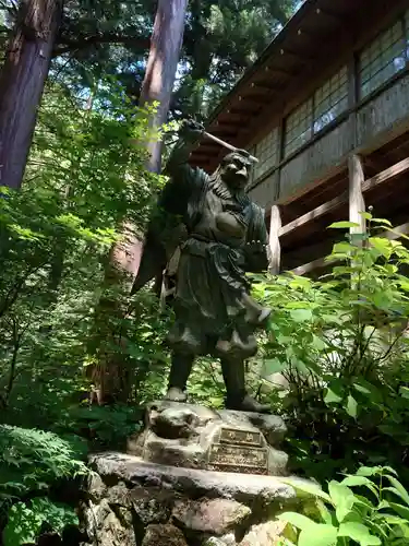 大嶽山那賀都神社の像