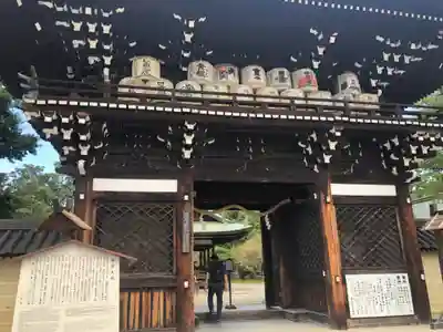 梅宮大社の山門・神門