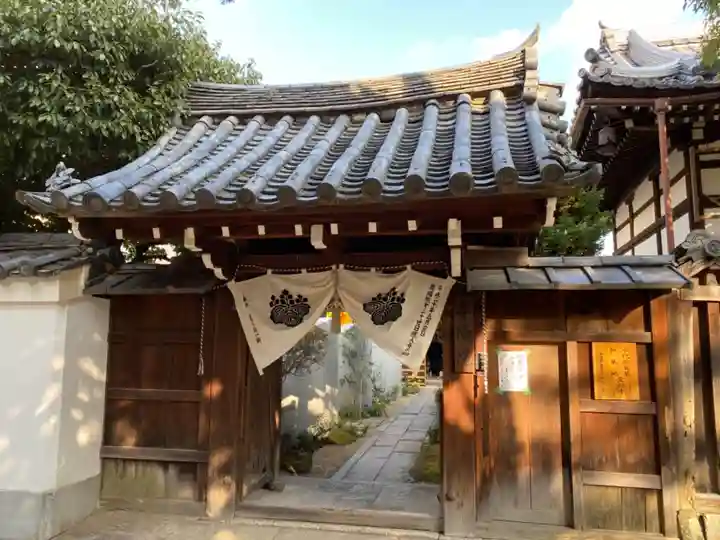 尊陽院の山門・神門