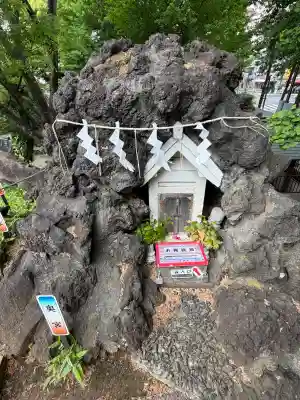 千駄ヶ谷冨士浅間神社の{uncategorized: "未分類", other: "その他", undefined: "問題あり", building: "その他建物", grave: "お墓", sacred_gate: "鳥居", guardian: "狛犬", statue: "像", buddha: "仏像", history: "歴史", nature: "自然", garden: "庭園", animal: "動物", pagoda: "塔", temizu: "手水舎", mountain_gate: "山門・神門", sanctuary: "本殿・本堂", subordinate: "末社・摂社", art: "芸術", scenery: "景色", jizo: "地蔵", ema: "絵馬", goshuin: "御朱印", omikuji: "おみくじ", items: "授与品その他", amulet: "お守り", goshuincho: "御朱印帳", eats: "食事", festival: "お祭り", votive_dance: "神楽", shichigosan: "七五三参", wedding: "結婚式", experience: "体験その他", initially: "初詣", around: "周辺", anti_infection: "感染症対策"}