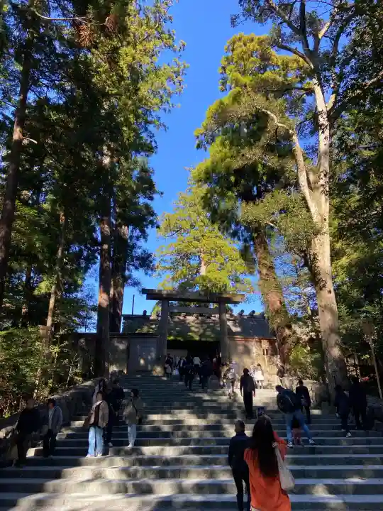 伊勢神宮内宮(皇大神宮)の{uncategorized: "未分類", other: "その他", undefined: "問題あり", building: "その他建物", grave: "お墓", sacred_gate: "鳥居", guardian: "狛犬", statue: "像", buddha: "仏像", history: "歴史", nature: "自然", garden: "庭園", animal: "動物", pagoda: "塔", temizu: "手水舎", mountain_gate: "山門・神門", sanctuary: "本殿・本堂", subordinate: "末社・摂社", art: "芸術", scenery: "景色", jizo: "地蔵", ema: "絵馬", goshuin: "御朱印", omikuji: "おみくじ", items: "授与品その他", amulet: "お守り", goshuincho: "御朱印帳", eats: "食事", festival: "お祭り", votive_dance: "神楽", shichigosan: "七五三参", wedding: "結婚式", experience: "体験その他", initially: "初詣", around: "周辺", anti_infection: "感染症対策"}