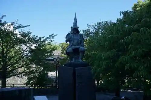 加藤神社の像