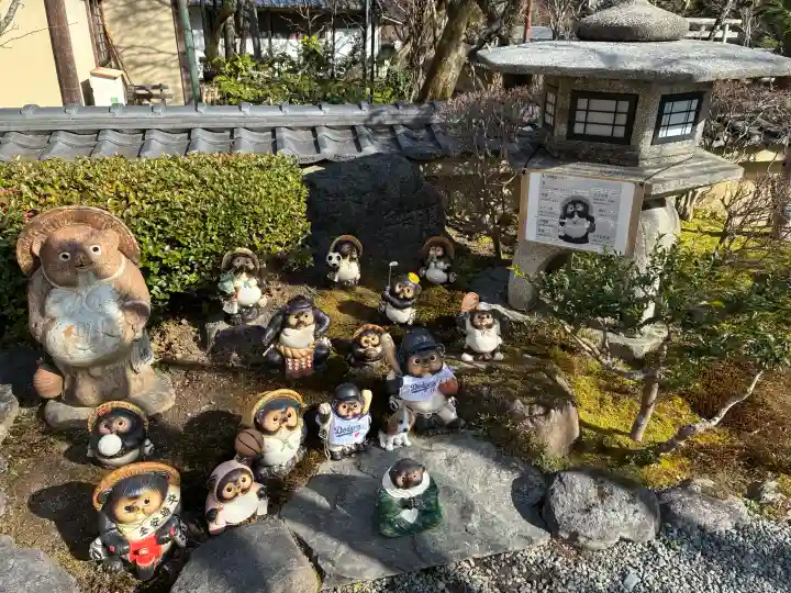 化野念仏寺の{uncategorized: "未分類", other: "その他", undefined: "問題あり", building: "その他建物", grave: "お墓", sacred_gate: "鳥居", guardian: "狛犬", statue: "像", buddha: "仏像", history: "歴史", nature: "自然", garden: "庭園", animal: "動物", pagoda: "塔", temizu: "手水舎", mountain_gate: "山門・神門", sanctuary: "本殿・本堂", subordinate: "末社・摂社", art: "芸術", scenery: "景色", jizo: "地蔵", ema: "絵馬", goshuin: "御朱印", omikuji: "おみくじ", items: "授与品その他", amulet: "お守り", goshuincho: "御朱印帳", eats: "食事", festival: "お祭り", votive_dance: "神楽", shichigosan: "七五三参", wedding: "結婚式", experience: "体験その他", initially: "初詣", around: "周辺", anti_infection: "感染症対策"}