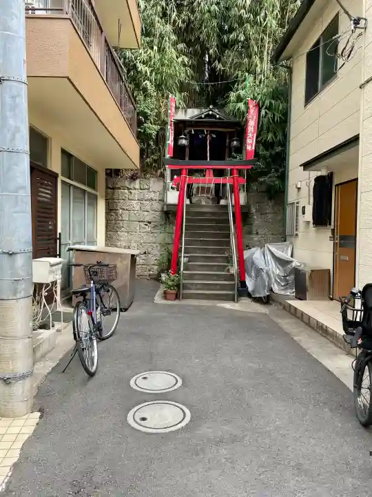 真島稲荷神社の{uncategorized: "未分類", other: "その他", undefined: "問題あり", building: "その他建物", grave: "お墓", sacred_gate: "鳥居", guardian: "狛犬", statue: "像", buddha: "仏像", history: "歴史", nature: "自然", garden: "庭園", animal: "動物", pagoda: "塔", temizu: "手水舎", mountain_gate: "山門・神門", sanctuary: "本殿・本堂", subordinate: "末社・摂社", art: "芸術", scenery: "景色", jizo: "地蔵", ema: "絵馬", goshuin: "御朱印", omikuji: "おみくじ", items: "授与品その他", amulet: "お守り", goshuincho: "御朱印帳", eats: "食事", festival: "お祭り", votive_dance: "神楽", shichigosan: "七五三参", wedding: "結婚式", experience: "体験その他", initially: "初詣", around: "周辺", anti_infection: "感染症対策"}