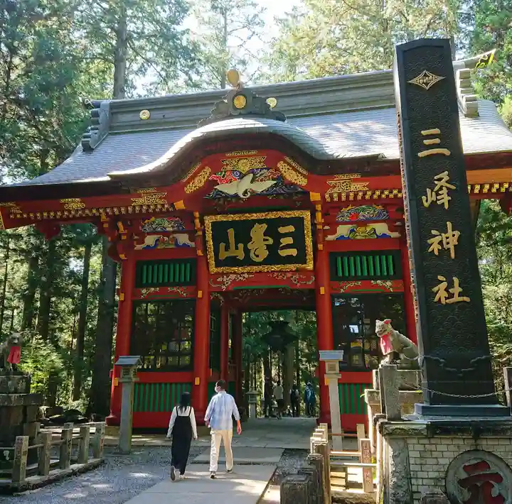 三峯神社の山門・神門