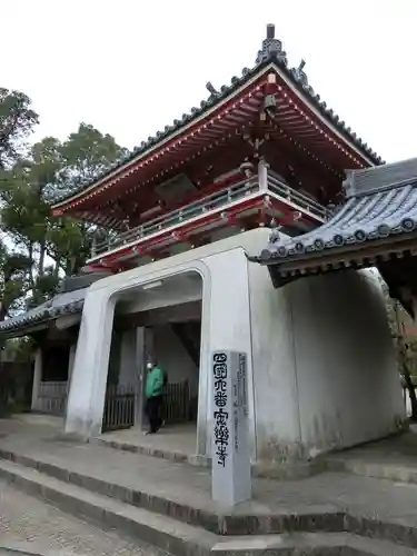 温泉山 安楽寺(四国霊場第六番札所)の山門