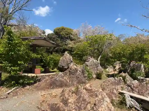 舘山寺の{uncategorized: "未分類", other: "その他", undefined: "問題あり", building: "その他建物", grave: "お墓", sacred_gate: "鳥居", guardian: "狛犬", statue: "像", buddha: "仏像", history: "歴史", nature: "自然", garden: "庭園", animal: "動物", pagoda: "塔", temizu: "手水舎", mountain_gate: "山門・神門", sanctuary: "本殿・本堂", subordinate: "末社・摂社", art: "芸術", scenery: "景色", jizo: "地蔵", ema: "絵馬", goshuin: "御朱印", omikuji: "おみくじ", items: "授与品その他", amulet: "お守り", goshuincho: "御朱印帳", eats: "食事", festival: "お祭り", votive_dance: "神楽", shichigosan: "七五三参", wedding: "結婚式", experience: "体験その他", initially: "初詣", around: "周辺", anti_infection: "感染症対策"}
