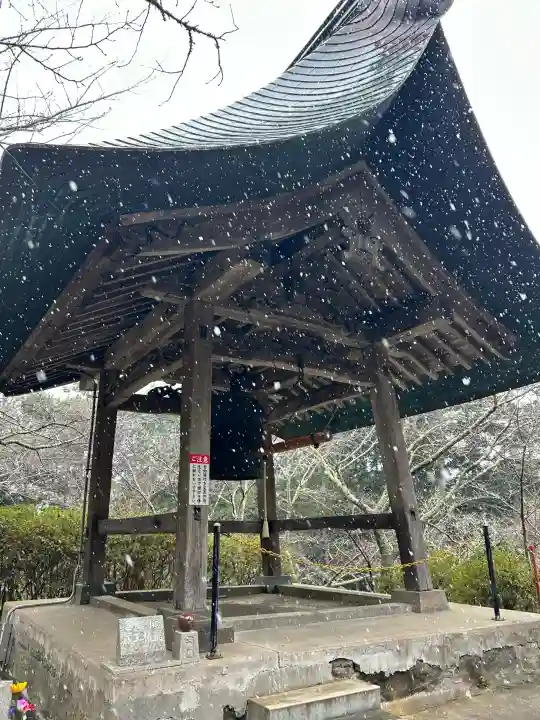 真野寺の{uncategorized: "未分類", other: "その他", undefined: "問題あり", building: "その他建物", grave: "お墓", sacred_gate: "鳥居", guardian: "狛犬", statue: "像", buddha: "仏像", history: "歴史", nature: "自然", garden: "庭園", animal: "動物", pagoda: "塔", temizu: "手水舎", mountain_gate: "山門・神門", sanctuary: "本殿・本堂", subordinate: "末社・摂社", art: "芸術", scenery: "景色", jizo: "地蔵", ema: "絵馬", goshuin: "御朱印", omikuji: "おみくじ", items: "授与品その他", amulet: "お守り", goshuincho: "御朱印帳", eats: "食事", festival: "お祭り", votive_dance: "神楽", shichigosan: "七五三参", wedding: "結婚式", experience: "体験その他", initially: "初詣", around: "周辺", anti_infection: "感染症対策"}