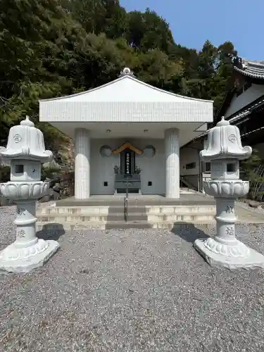 月桂院の{uncategorized: "未分類", other: "その他", undefined: "問題あり", building: "その他建物", grave: "お墓", sacred_gate: "鳥居", guardian: "狛犬", statue: "像", buddha: "仏像", history: "歴史", nature: "自然", garden: "庭園", animal: "動物", pagoda: "塔", temizu: "手水舎", mountain_gate: "山門・神門", sanctuary: "本殿・本堂", subordinate: "末社・摂社", art: "芸術", scenery: "景色", jizo: "地蔵", ema: "絵馬", goshuin: "御朱印", omikuji: "おみくじ", items: "授与品その他", amulet: "お守り", goshuincho: "御朱印帳", eats: "食事", festival: "お祭り", votive_dance: "神楽", shichigosan: "七五三参", wedding: "結婚式", experience: "体験その他", initially: "初詣", around: "周辺", anti_infection: "感染症対策"}