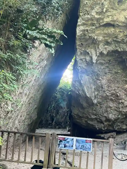 斎場御嶽の{uncategorized: "未分類", other: "その他", undefined: "問題あり", building: "その他建物", grave: "お墓", sacred_gate: "鳥居", guardian: "狛犬", statue: "像", buddha: "仏像", history: "歴史", nature: "自然", garden: "庭園", animal: "動物", pagoda: "塔", temizu: "手水舎", mountain_gate: "山門・神門", sanctuary: "本殿・本堂", subordinate: "末社・摂社", art: "芸術", scenery: "景色", jizo: "地蔵", ema: "絵馬", goshuin: "御朱印", omikuji: "おみくじ", items: "授与品その他", amulet: "お守り", goshuincho: "御朱印帳", eats: "食事", festival: "お祭り", votive_dance: "神楽", shichigosan: "七五三参", wedding: "結婚式", experience: "体験その他", initially: "初詣", around: "周辺", anti_infection: "感染症対策"}