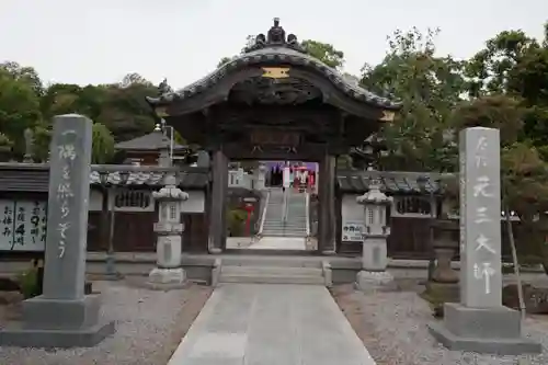 寺岡山元三大師の山門・神門