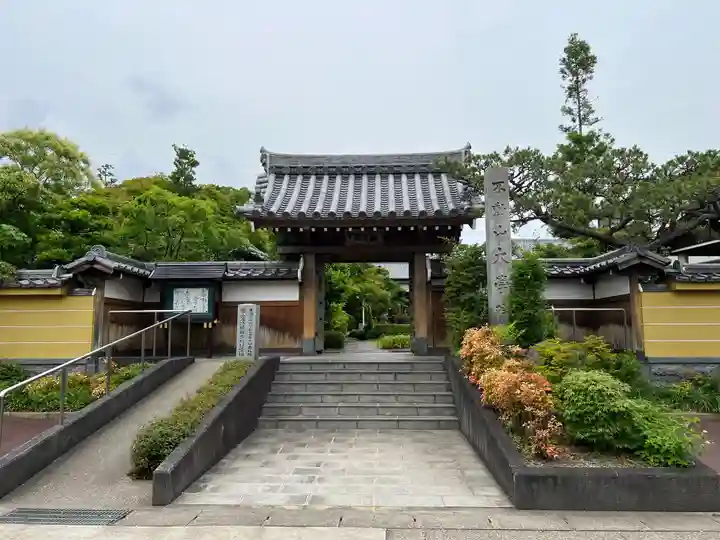 大学院の山門・神門