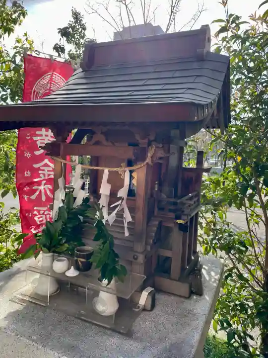 黄金水稲荷(の祠)の{uncategorized: "未分類", other: "その他", undefined: "問題あり", building: "その他建物", grave: "お墓", sacred_gate: "鳥居", guardian: "狛犬", statue: "像", buddha: "仏像", history: "歴史", nature: "自然", garden: "庭園", animal: "動物", pagoda: "塔", temizu: "手水舎", mountain_gate: "山門・神門", sanctuary: "本殿・本堂", subordinate: "末社・摂社", art: "芸術", scenery: "景色", jizo: "地蔵", ema: "絵馬", goshuin: "御朱印", omikuji: "おみくじ", items: "授与品その他", amulet: "お守り", goshuincho: "御朱印帳", eats: "食事", festival: "お祭り", votive_dance: "神楽", shichigosan: "七五三参", wedding: "結婚式", experience: "体験その他", initially: "初詣", around: "周辺", anti_infection: "感染症対策"}