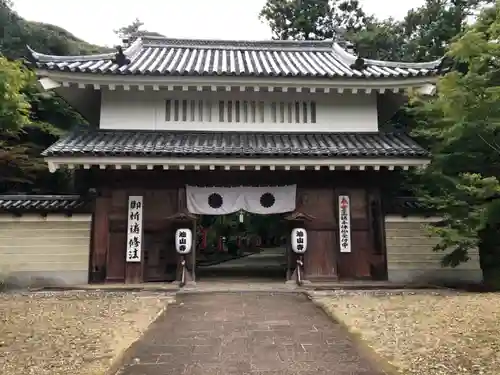 目の霊山　油山寺の山門