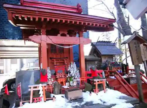共栄稲荷神社の末社・摂社