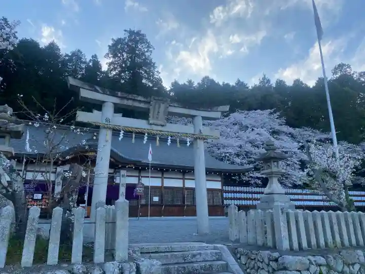 意賀美神社の{uncategorized: "未分類", other: "その他", undefined: "問題あり", building: "その他建物", grave: "お墓", sacred_gate: "鳥居", guardian: "狛犬", statue: "像", buddha: "仏像", history: "歴史", nature: "自然", garden: "庭園", animal: "動物", pagoda: "塔", temizu: "手水舎", mountain_gate: "山門・神門", sanctuary: "本殿・本堂", subordinate: "末社・摂社", art: "芸術", scenery: "景色", jizo: "地蔵", ema: "絵馬", goshuin: "御朱印", omikuji: "おみくじ", items: "授与品その他", amulet: "お守り", goshuincho: "御朱印帳", eats: "食事", festival: "お祭り", votive_dance: "神楽", shichigosan: "七五三参", wedding: "結婚式", experience: "体験その他", initially: "初詣", around: "周辺", anti_infection: "感染症対策"}