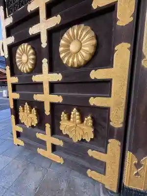 東本願寺（真宗本廟）の{uncategorized: "未分類", other: "その他", undefined: "問題あり", building: "その他建物", grave: "お墓", sacred_gate: "鳥居", guardian: "狛犬", statue: "像", buddha: "仏像", history: "歴史", nature: "自然", garden: "庭園", animal: "動物", pagoda: "塔", temizu: "手水舎", mountain_gate: "山門・神門", sanctuary: "本殿・本堂", subordinate: "末社・摂社", art: "芸術", scenery: "景色", jizo: "地蔵", ema: "絵馬", goshuin: "御朱印", omikuji: "おみくじ", items: "授与品その他", amulet: "お守り", goshuincho: "御朱印帳", eats: "食事", festival: "お祭り", votive_dance: "神楽", shichigosan: "七五三参", wedding: "結婚式", experience: "体験その他", initially: "初詣", around: "周辺", anti_infection: "感染症対策"}