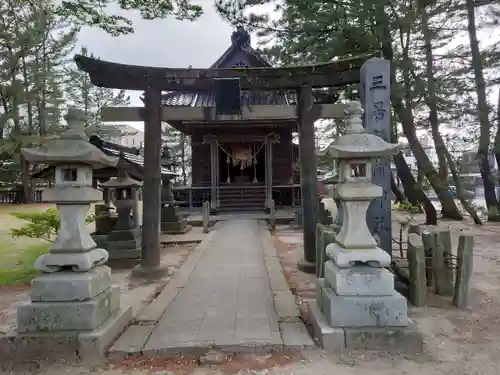 三居稲荷神社の鳥居