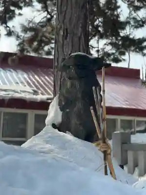 彌彦神社　(伊夜日子神社)の{uncategorized: "未分類", other: "その他", undefined: "問題あり", building: "その他建物", grave: "お墓", sacred_gate: "鳥居", guardian: "狛犬", statue: "像", buddha: "仏像", history: "歴史", nature: "自然", garden: "庭園", animal: "動物", pagoda: "塔", temizu: "手水舎", mountain_gate: "山門・神門", sanctuary: "本殿・本堂", subordinate: "末社・摂社", art: "芸術", scenery: "景色", jizo: "地蔵", ema: "絵馬", goshuin: "御朱印", omikuji: "おみくじ", items: "授与品その他", amulet: "お守り", goshuincho: "御朱印帳", eats: "食事", festival: "お祭り", votive_dance: "神楽", shichigosan: "七五三参", wedding: "結婚式", experience: "体験その他", initially: "初詣", around: "周辺", anti_infection: "感染症対策"}