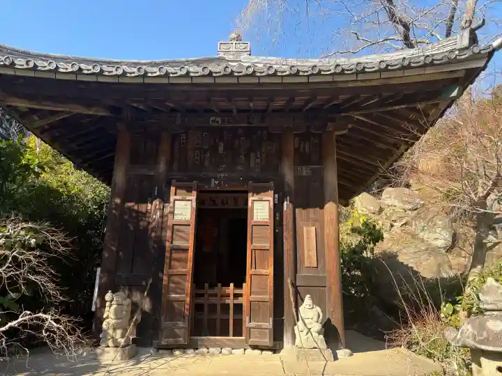 瑞泉寺の{uncategorized: "未分類", other: "その他", undefined: "問題あり", building: "その他建物", grave: "お墓", sacred_gate: "鳥居", guardian: "狛犬", statue: "像", buddha: "仏像", history: "歴史", nature: "自然", garden: "庭園", animal: "動物", pagoda: "塔", temizu: "手水舎", mountain_gate: "山門・神門", sanctuary: "本殿・本堂", subordinate: "末社・摂社", art: "芸術", scenery: "景色", jizo: "地蔵", ema: "絵馬", goshuin: "御朱印", omikuji: "おみくじ", items: "授与品その他", amulet: "お守り", goshuincho: "御朱印帳", eats: "食事", festival: "お祭り", votive_dance: "神楽", shichigosan: "七五三参", wedding: "結婚式", experience: "体験その他", initially: "初詣", around: "周辺", anti_infection: "感染症対策"}
