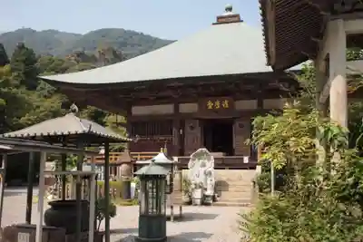両子寺の本殿・本堂