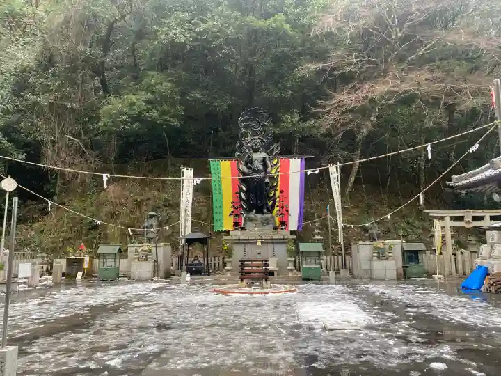 大本山七宝瀧寺の{uncategorized: "未分類", other: "その他", undefined: "問題あり", building: "その他建物", grave: "お墓", sacred_gate: "鳥居", guardian: "狛犬", statue: "像", buddha: "仏像", history: "歴史", nature: "自然", garden: "庭園", animal: "動物", pagoda: "塔", temizu: "手水舎", mountain_gate: "山門・神門", sanctuary: "本殿・本堂", subordinate: "末社・摂社", art: "芸術", scenery: "景色", jizo: "地蔵", ema: "絵馬", goshuin: "御朱印", omikuji: "おみくじ", items: "授与品その他", amulet: "お守り", goshuincho: "御朱印帳", eats: "食事", festival: "お祭り", votive_dance: "神楽", shichigosan: "七五三参", wedding: "結婚式", experience: "体験その他", initially: "初詣", around: "周辺", anti_infection: "感染症対策"}