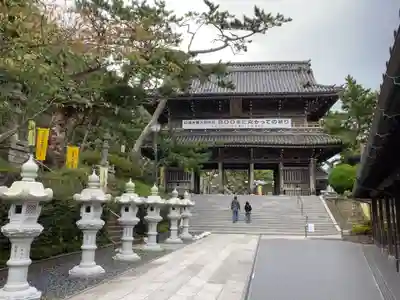誕生寺の山門・神門