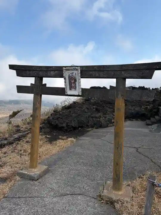 三原神社上社の{uncategorized: "未分類", other: "その他", undefined: "問題あり", building: "その他建物", grave: "お墓", sacred_gate: "鳥居", guardian: "狛犬", statue: "像", buddha: "仏像", history: "歴史", nature: "自然", garden: "庭園", animal: "動物", pagoda: "塔", temizu: "手水舎", mountain_gate: "山門・神門", sanctuary: "本殿・本堂", subordinate: "末社・摂社", art: "芸術", scenery: "景色", jizo: "地蔵", ema: "絵馬", goshuin: "御朱印", omikuji: "おみくじ", items: "授与品その他", amulet: "お守り", goshuincho: "御朱印帳", eats: "食事", festival: "お祭り", votive_dance: "神楽", shichigosan: "七五三参", wedding: "結婚式", experience: "体験その他", initially: "初詣", around: "周辺", anti_infection: "感染症対策"}