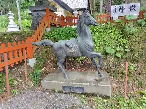 滝上神社の像