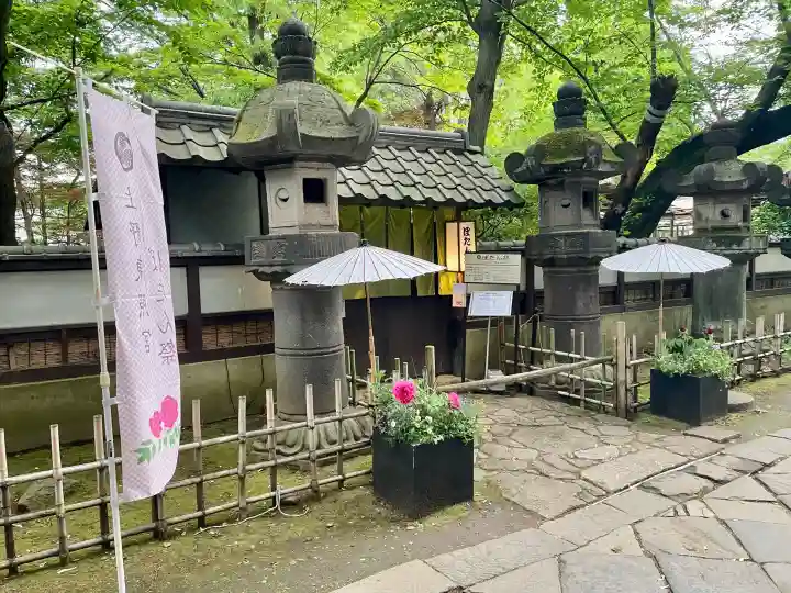 上野東照宮の{uncategorized: "未分類", other: "その他", undefined: "問題あり", building: "その他建物", grave: "お墓", sacred_gate: "鳥居", guardian: "狛犬", statue: "像", buddha: "仏像", history: "歴史", nature: "自然", garden: "庭園", animal: "動物", pagoda: "塔", temizu: "手水舎", mountain_gate: "山門・神門", sanctuary: "本殿・本堂", subordinate: "末社・摂社", art: "芸術", scenery: "景色", jizo: "地蔵", ema: "絵馬", goshuin: "御朱印", omikuji: "おみくじ", items: "授与品その他", amulet: "お守り", goshuincho: "御朱印帳", eats: "食事", festival: "お祭り", votive_dance: "神楽", shichigosan: "七五三参", wedding: "結婚式", experience: "体験その他", initially: "初詣", around: "周辺", anti_infection: "感染症対策"}