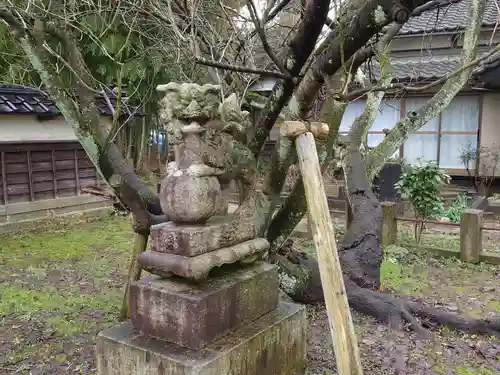 守りの神　藤基神社の狛犬