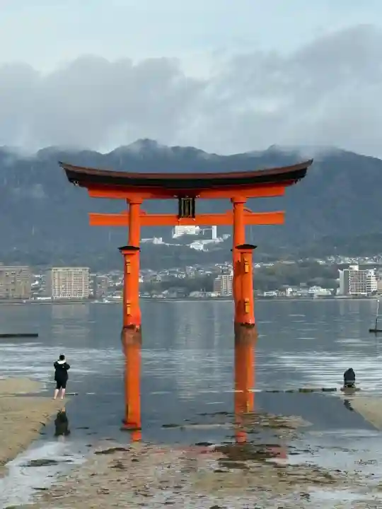 厳島神社の{uncategorized: "未分類", other: "その他", undefined: "問題あり", building: "その他建物", grave: "お墓", sacred_gate: "鳥居", guardian: "狛犬", statue: "像", buddha: "仏像", history: "歴史", nature: "自然", garden: "庭園", animal: "動物", pagoda: "塔", temizu: "手水舎", mountain_gate: "山門・神門", sanctuary: "本殿・本堂", subordinate: "末社・摂社", art: "芸術", scenery: "景色", jizo: "地蔵", ema: "絵馬", goshuin: "御朱印", omikuji: "おみくじ", items: "授与品その他", amulet: "お守り", goshuincho: "御朱印帳", eats: "食事", festival: "お祭り", votive_dance: "神楽", shichigosan: "七五三参", wedding: "結婚式", experience: "体験その他", initially: "初詣", around: "周辺", anti_infection: "感染症対策"}