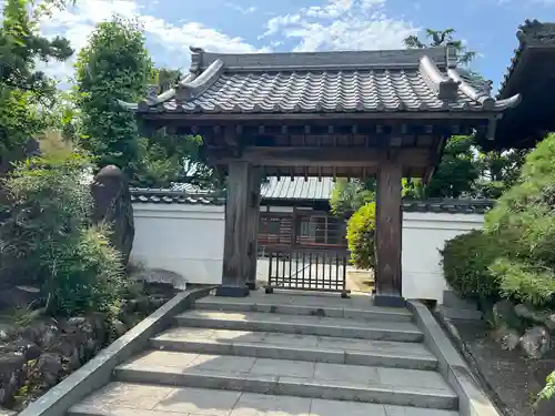 関雲山長福寺の山門