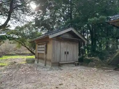 出雲路幸神社の{uncategorized: "未分類", other: "その他", undefined: "問題あり", building: "その他建物", grave: "お墓", sacred_gate: "鳥居", guardian: "狛犬", statue: "像", buddha: "仏像", history: "歴史", nature: "自然", garden: "庭園", animal: "動物", pagoda: "塔", temizu: "手水舎", mountain_gate: "山門・神門", sanctuary: "本殿・本堂", subordinate: "末社・摂社", art: "芸術", scenery: "景色", jizo: "地蔵", ema: "絵馬", goshuin: "御朱印", omikuji: "おみくじ", items: "授与品その他", amulet: "お守り", goshuincho: "御朱印帳", eats: "食事", festival: "お祭り", votive_dance: "神楽", shichigosan: "七五三参", wedding: "結婚式", experience: "体験その他", initially: "初詣", around: "周辺", anti_infection: "感染症対策"}